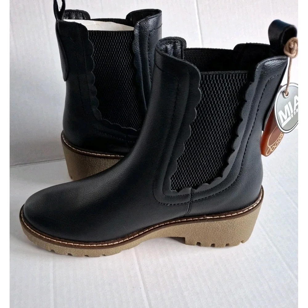 Mia Womens Kellen Lug Sole Chelsea Booties Black Size 6